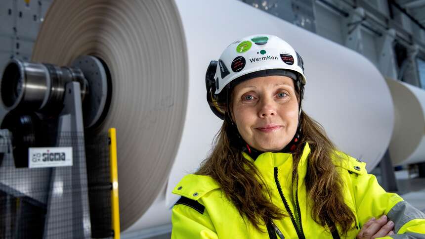 Lena Jonsson, i varselkläder och skyddshjälm.