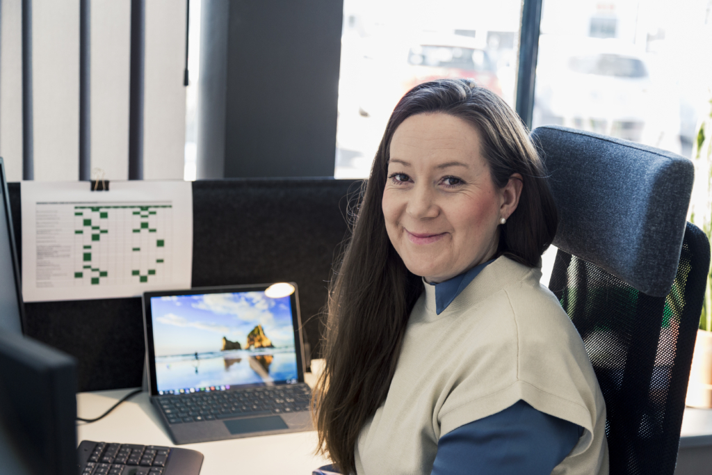 Hanna sitter vid sin dator på sitt kontor på Wermkon.