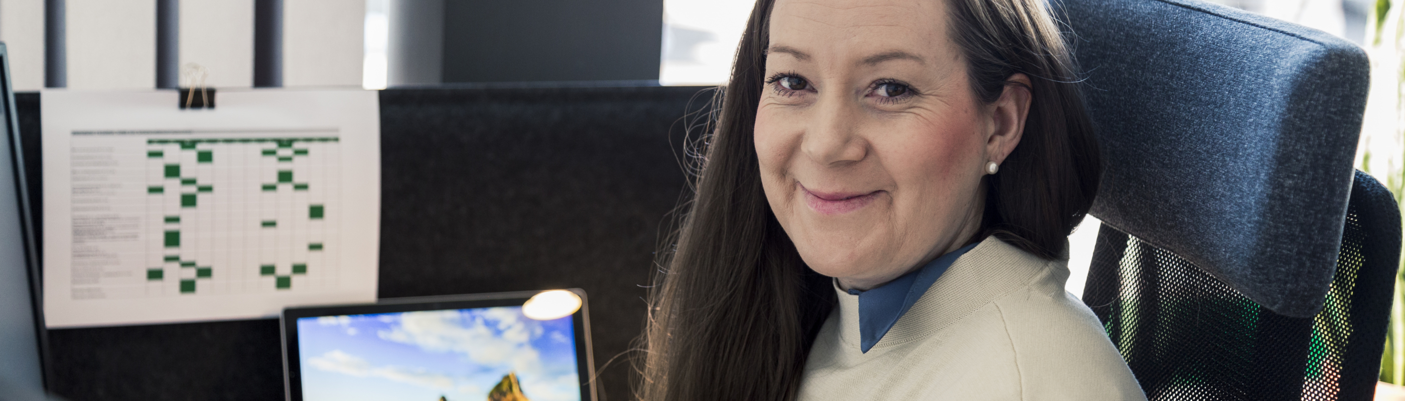 Hanna sitter vid sin dator på sitt kontor på Wermkon.