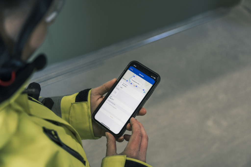 Person som dokumenterar i telefonen