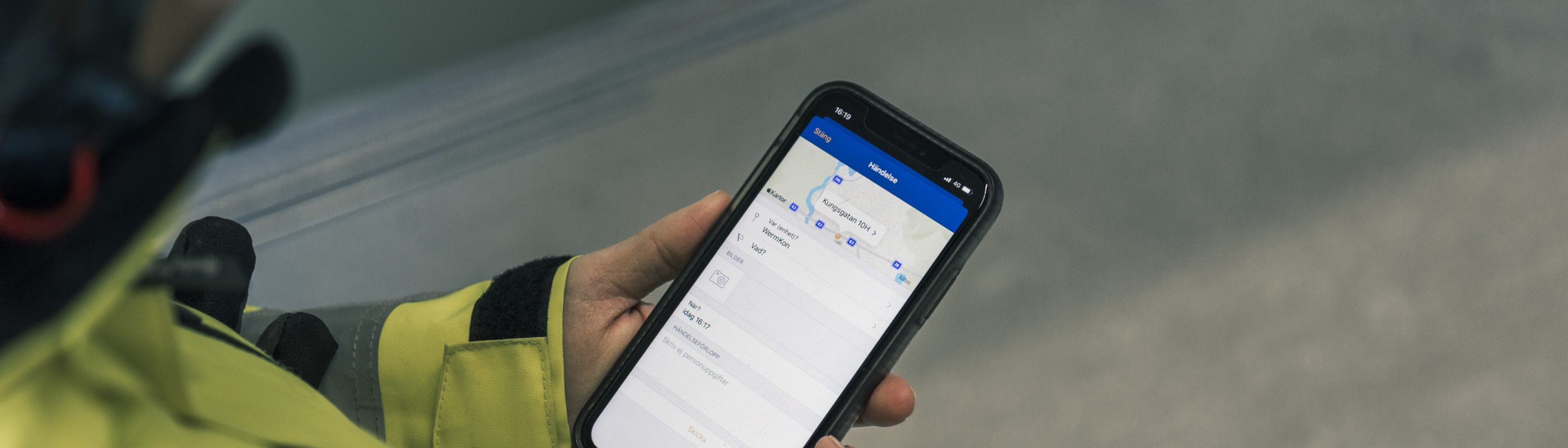 Person som dokumenterar i telefonen